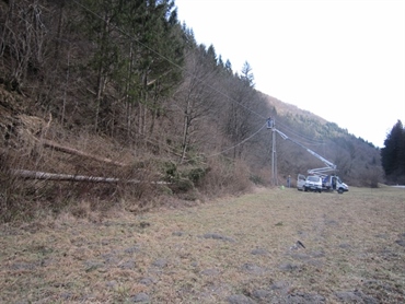 Orkanski veter povzročal težave pri oskrbi z električno energijo 